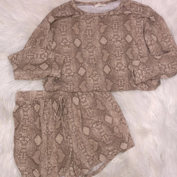 Cotton Bleu size small tan snakeskin print sexy pajama shorts outfit - Picture 4 of 4
